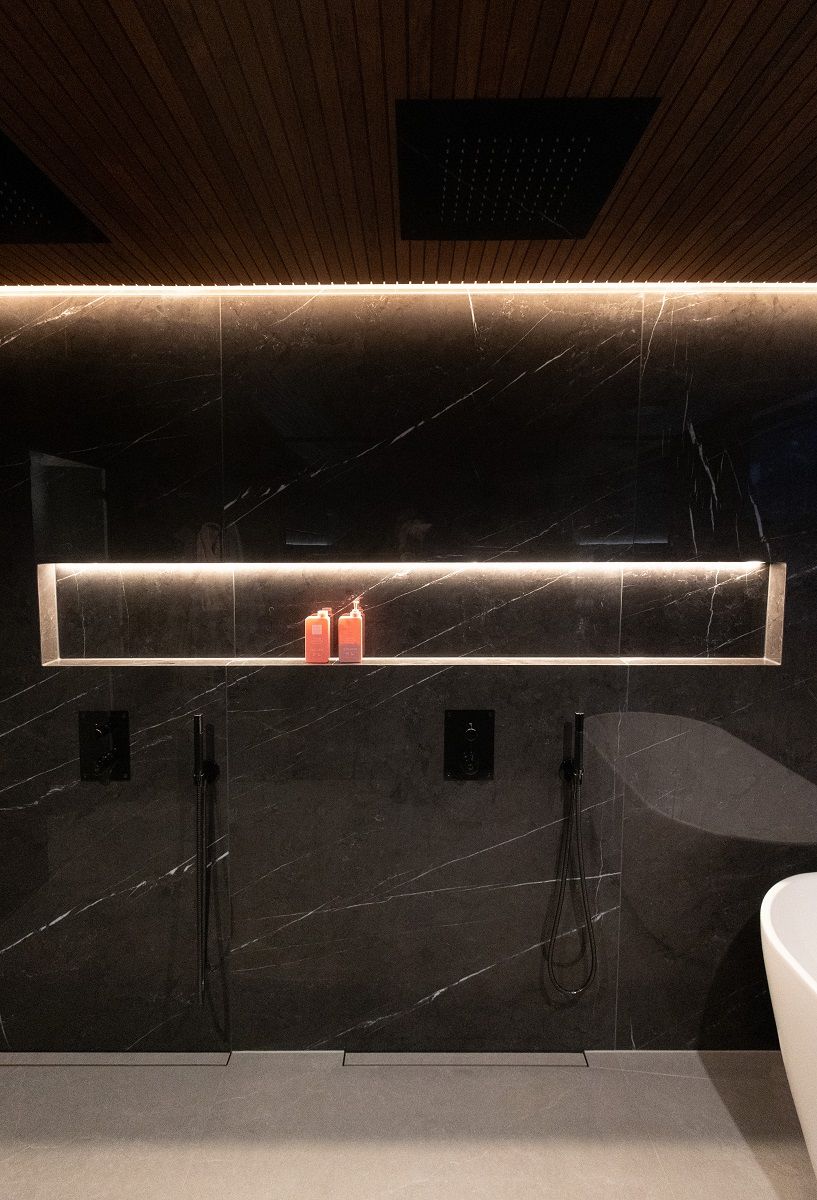 Shampoohylly ja katonraja valaistu led nauhalla. LedStore.fi